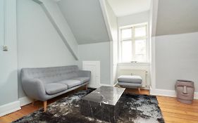 Stylish 5 Person Apartment In Vibrant Urban Area